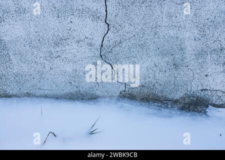 Fissure dans un mur de maison pendant le gel Banque D'Images