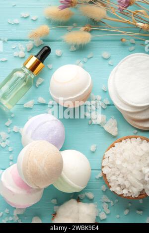 Bombes de bain d'arôme dans la composition de spa avec des fleurs sèches et du sel sur fond bleu. Vue de dessus Banque D'Images