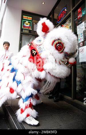 LONDRES - 29 janvier 2012 : des interprètes, danse du lion, participent à la célébration du nouvel an chinois. Diverses performances traditionnelles attirent des milliers Banque D'Images