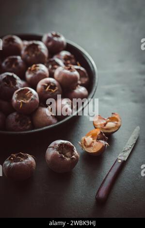 Fruit Medlar (latin : Mespilus germanica) dans un bol Banque D'Images