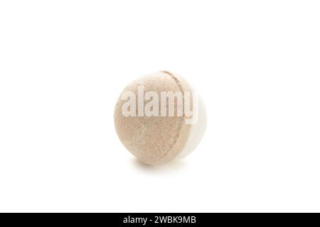 Sels de bain sous la forme d'une boule isolée sur fond blanc. Vue de dessus Banque D'Images