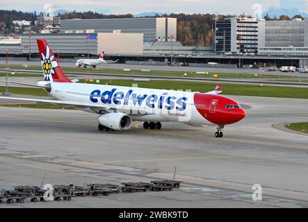 Airbus A330 de la compagnie aérienne suisse de vacances Edelweiss Air au sol jusqu'à la porte d'arrivée de l'aéroport de Zurich, Zurich, Suisse Banque D'Images