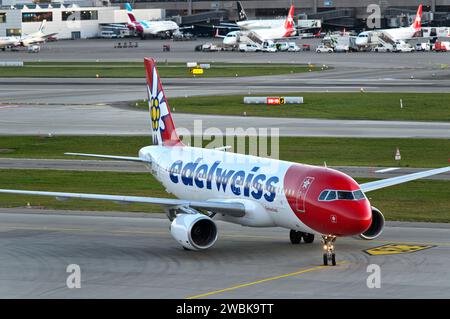 Airbus A320 de la compagnie aérienne suisse de vacances Edelweiss Air au sol jusqu'à la porte d'arrivée de l'aéroport de Zurich, Zurich, Suisse Banque D'Images