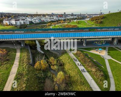 Dortmund, Rhénanie du Nord-Westphalie, Allemagne - Lac Phoenix, devant l'Emscher renaturalisé sous le pont B236. Banque D'Images