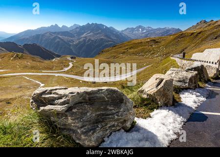 Neige sur le bord de la route, vue sur la route serpentine et le groupe Schober, Petzek, 3283 m, Klammerköpfe, 3155 m, Roter Knopf, 3281 m, Kristallkopf, 3160 m, Grossglockner High Alpine Road, Hohe Tauern National Park, Autriche, Europe Banque D'Images