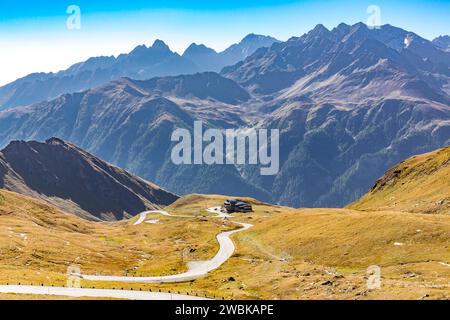 auberge de montagne Wallackhaus, vue sur la route serpentine et le groupe Schober, Petzek, 3283 m, Klammerköpfe, 3155 m, Grossglockner High Alpine Road, Hohe Tauern National Park, Autriche, Europe Banque D'Images