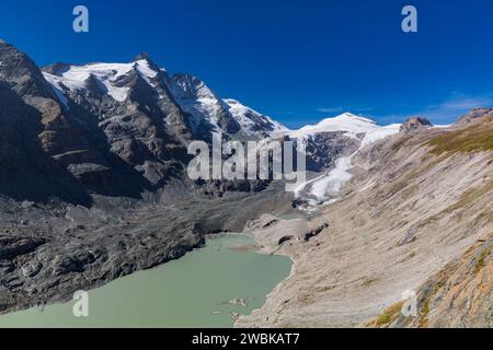 Vue de Kaiser-Franz-Josefs-Höhe au téléphérique du glacier, glacier Pasterze avec Pasterzengrund, lac nouvellement formé, gauche Hohenwartkopf, 3308 m, Adlersruhe, Grossglockner, 3798 m, Hofmannspitze, 3722 m, derrière Johannisberg, 3453 m, parc national Hohe Tauern, Autriche Banque D'Images