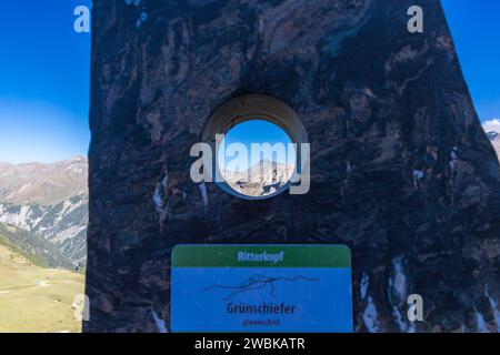 Vue du Ritterkopf, 3006 m, roche ardoise verte du Ritterkopf, exposition géologique en plein air, fenêtre Tauern, 2, 290 m, Hochtor, Grossglockner High Alpine Road, Hohe Tauern National Park, Autriche, Europe Banque D'Images