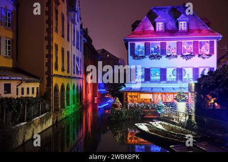 Maison décorée et illuminée avec bateaux sur un canal à Colmar, Banque D'Images