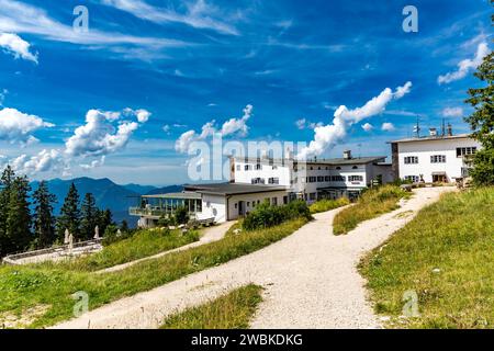 Station de montagne et restaurant de montagne Predigstuhl à Lattengebirge, derrière les Alpes de Chiemgau avec Kampenwand, 1668 m, Bad Reichenhall, Bavière, Allemagne, Europe Banque D'Images