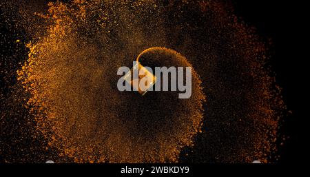 Poudre de curry dans un petit pot tombant sur fond noir Banque D'Images