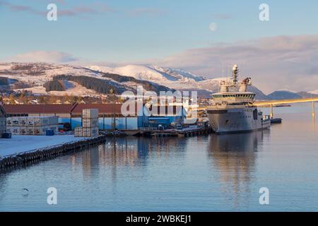 Navire Kystvakt, Garde côtière norvégienne, KV Harstad W318 à Sortland, Norvège, Scandinavie, Europe en octobre Banque D'Images