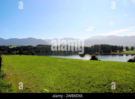 Illasbergsee devant les Alpes d'Ammergau, Halblech, Allgäu, Bavière, Allemagne Banque D'Images
