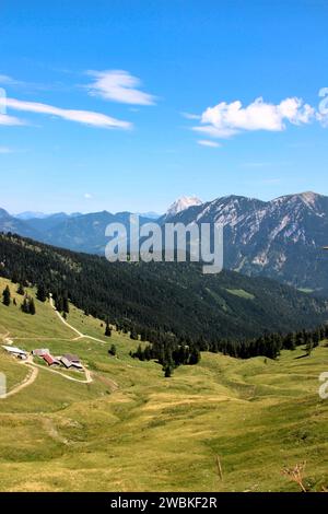 Vue de Gröbner Hals dans Unterautal, cabane alpine avec route, Guffert peut être vu en arrière-plan, Bächental, Eben am Achensee, Tyrol, Autriche Banque D'Images