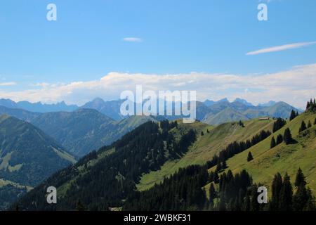 Randonnée à Gröbner Hals, vue arrière à Lochalm et Tiefenbachalm à Bächental, les montagnes Karwendel vous accueillent en arrière-plan, municipalité d'Eben A. Banque D'Images