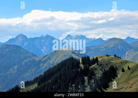 Randonnée à Gröbner Hals, vue sur la vallée de Bächental, Risser Falk sur la gauche, Laliderer Spitze, Birkarspitze et Ödkarspitzen dans le centre de la pi Banque D'Images