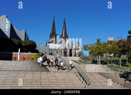 Allemagne, Rhénanie du Nord-Westphalie, Cologne, Cathédrale de Cologne, escalier de Rheingarten à Heinrich-Böll-Platz, touristes Banque D'Images