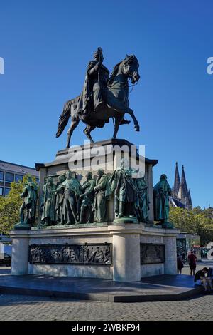 Allemagne, Rhénanie du Nord-Westphalie, Cologne, Vieille ville, Heumarkt, statue équestre du roi Friedrich Wilhelm III Banque D'Images