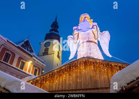 Wels, marché de Noël 'Weihnachtswelt' sur la place Stadtplatz, statue de Christkind, église Stadtpfarrkirche à Zentralraum, haute-Autriche, Autriche Banque D'Images