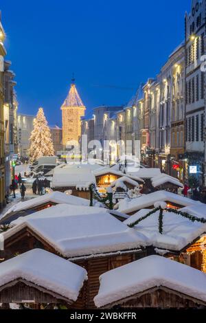 Wels, marché de Noël 'Weihnachtswelt' sur la place Stadtplatz, stands enneigés, tour Ledererturm à Zentralraum, haute-Autriche, Autriche Banque D'Images