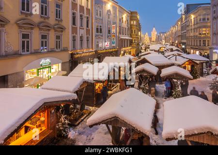 Wels, marché de Noël 'Weihnachtswelt' sur la place Stadtplatz, stands enneigés, tour Ledererturm à Zentralraum, haute-Autriche, Autriche Banque D'Images