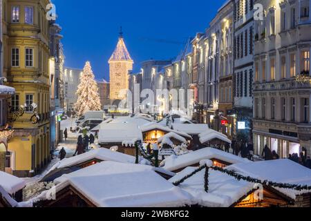 Wels, marché de Noël 'Weihnachtswelt' sur la place Stadtplatz, stands enneigés, tour Ledererturm à Zentralraum, haute-Autriche, Autriche Banque D'Images