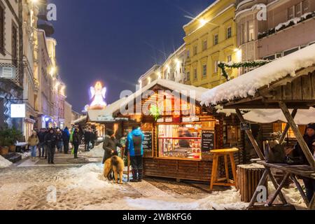 Wels, marché de Noël 'Weihnachtswelt' sur la place Stadtplatz, stands enneigés, statue de Christkind à Zentralraum, haute-Autriche, Autriche Banque D'Images