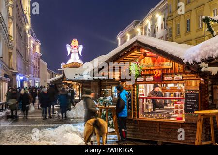 Wels, marché de Noël 'Weihnachtswelt' sur la place Stadtplatz, stands enneigés, statue de Christkind à Zentralraum, haute-Autriche, Autriche Banque D'Images