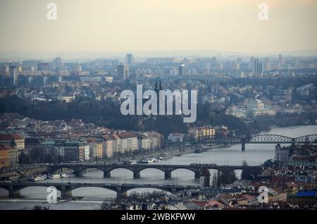 Basilique Saint-Pierre et Paul, Vyšehrad vue de la Grande Tour Sud de la Cathédrale Saint-Vitus, Hradčany, Prague, Bohême, République Tchèque, Europe Banque D'Images