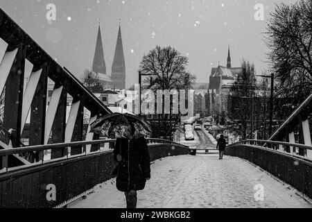 Allemagne, Schleswig-Holstein, Lübeck, vue sur la vieille ville avec pont en hiver Banque D'Images