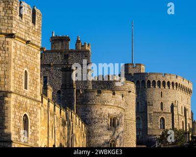 Remparts et tours du château de Windsor, le plus grand château occupé du monde, Windsor, Angleterre, Royaume-Uni, GB. Banque D'Images