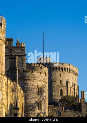 Remparts et tours du château de Windsor, le plus grand château occupé du monde, Windsor, Angleterre, Royaume-Uni, GB. Banque D'Images