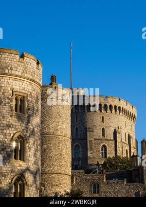 Remparts et tours du château de Windsor, le plus grand château occupé du monde, Windsor, Angleterre, Royaume-Uni, GB. Banque D'Images