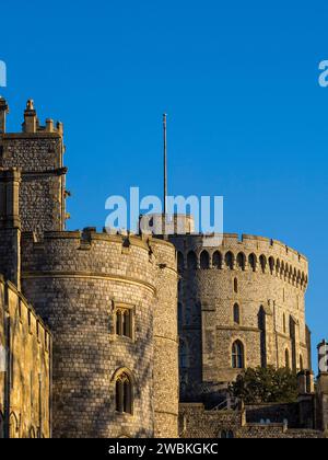 Remparts et tours du château de Windsor, le plus grand château occupé du monde, Windsor, Angleterre, Royaume-Uni, GB. Banque D'Images