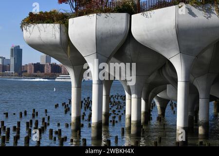 Construit sur les restes de l'ancien Pier 54, Little Island Park sur la rivière Hudson à Manhattan, New York City USA Banque D'Images