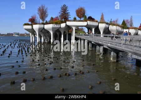 Construit sur les restes de l'ancien Pier 54, Little Island Park sur la rivière Hudson à Manhattan, New York City USA Banque D'Images