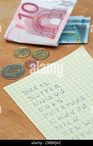 Liste de courses et Euro Money sur la table Banque D'Images