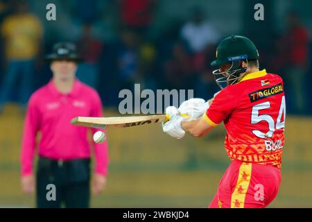 Colombo, Sri Lanka. 11 janvier 2024. Ryan Burl du Zimbabwe joue un tir lors du 3e match international de cricket d'une journée (ODI) entre le Sri Lanka et le Zimbabwe au R. Premadasa Stadium de Colombo le 11 janvier 2024. Viraj Kothalwala/Alamy Live News Banque D'Images