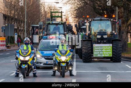 11 janvier 2024, Hesse, Francfort-sur-le-main : la police motorisée sera à la tête du cortège de manifestation. Dans le cadre des manifestations des agriculteurs, environ 1 500 tracteurs devraient faire un rassemblement avec des tracteurs de différentes directions à la Festhalle dans le centre-ville, selon la ville. Les manifestations des agriculteurs se termineront par un rassemblement devant la salle des fêtes. Photo : Andreas Arnold/dpa Banque D'Images