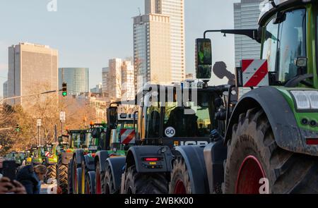 11 janvier 2024, Hesse, Francfort-sur-le-main : la procession de démonstration roule vers le centre-ville. Dans le cadre des manifestations des agriculteurs, environ 1 500 tracteurs devraient faire un rassemblement avec des tracteurs de différentes directions à la Festhalle dans le centre-ville, selon la ville. Les manifestations des agriculteurs se termineront par un rassemblement devant la salle des fêtes. Photo : Andreas Arnold/dpa Banque D'Images