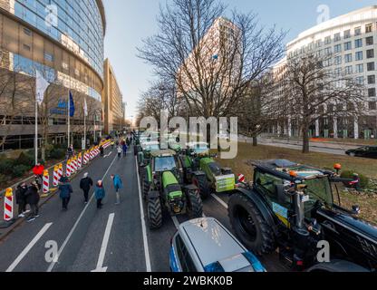 11 janvier 2024, Hesse, Francfort-sur-le-main : les tracteurs sont stationnés sur Theodor-Heuss-Allee. Dans le cadre des manifestations des agriculteurs, environ 1 500 tracteurs devraient faire un rassemblement avec des tracteurs de différentes directions à la Festhalle dans le centre-ville, selon la ville. Les manifestations des agriculteurs se termineront par un rassemblement devant la salle des fêtes. Photo : Andreas Arnold/dpa Banque D'Images