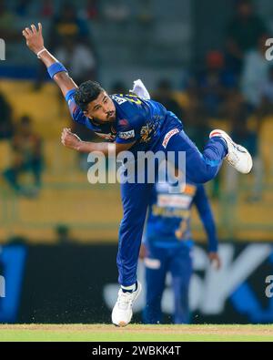 Colombo, Sri Lanka. 11 janvier 2024. Maheesh Theekshana du Sri Lanka en bowling lors du 3e match international de cricket d'une journée (ODI) entre Sri Lanka et Zimbabwe au R. Premadasa Stadium à Colombo le 11 janvier 2024. Viraj Kothalwala/Alamy Live News Banque D'Images