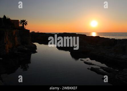 Scène du port de mer à Batroun au coucher du soleil, Liban. Banque D'Images