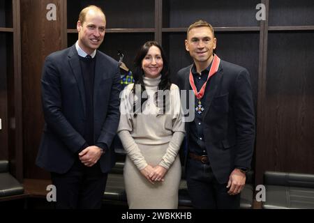 RETRANSMETTANT L'AJOUT D'INFORMATIONS POUR LA LÉGENDE le prince de Galles (à gauche) rencontre Kevin Sinfield et son épouse Jayne Sinfield, lors d'une visite au stade Headingley, à Leeds, pour le féliciter et lui décerner le titre de Commandeur de l'ordre de l'Empire britannique (CBE), pour ses efforts de sensibilisation à la maladie neuronale motrice. Date de la photo : jeudi 11 janvier 2024. Banque D'Images