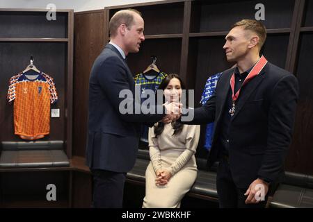 RETRANSMISSION AJOUT D'INFORMATIONS À LA LÉGENDE Kevin Sinfield (à droite) est fait Commandeur de l'ordre de l'Empire britannique (CBE) par le prince de Galles alors que Jayne Sinfield regarde, lors d'une visite au stade Headingley de Leeds, pour le féliciter, lui et Rob Burrow, pour leurs efforts de sensibilisation à la maladie neuronale motrice. Date de la photo : jeudi 11 janvier 2024. Banque D'Images