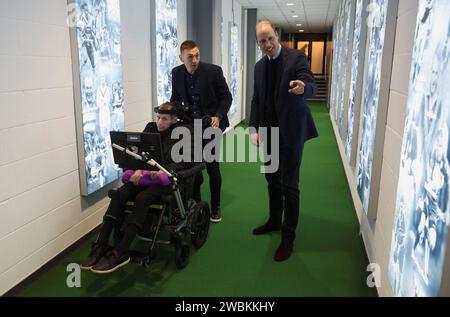 Le prince de Galles (à droite) rencontre Rob Burrow (à gauche) et Kevin Sinfield lors d'une visite au Headingley Stadium, à Leeds, pour les féliciter et leur décerner un Commandeur de l'ordre de l'Empire britannique (CBE), pour leurs efforts de sensibilisation à la maladie neuronale motrice. Date de la photo : jeudi 11 janvier 2024. Banque D'Images