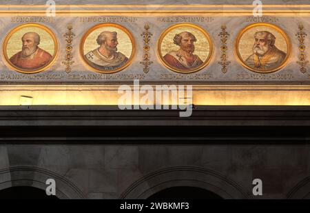 Portraits en mosaïque, des Papes Honorius II, Innocent II, Célestin II et Lucius II, sur un mur dans la basilique papale de Saint Paul hors les murs, Rome, IT Banque D'Images