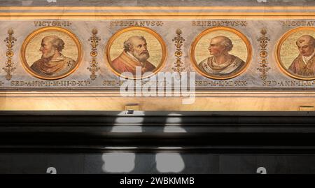 Portrait en mosaïque des Papes Victor II, Étienne X, Benoît X et Nicolas II, sur un mur de la basilique papale de Saint Paul hors-les-murs, Rome, Italie. Banque D'Images