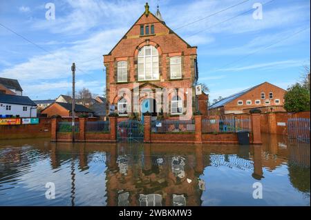 Station de pompage de Coleham entourée par les eaux de crue de la rivière Severn voisine Banque D'Images