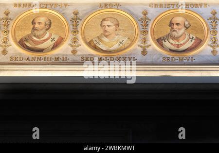 Portrait en mosaïque des papes Benoît IV, Léon V et Christophe (aujourd'hui considéré comme un anti-pape), sur un mur de la basilique papale de Saint Paul hors du mur Banque D'Images